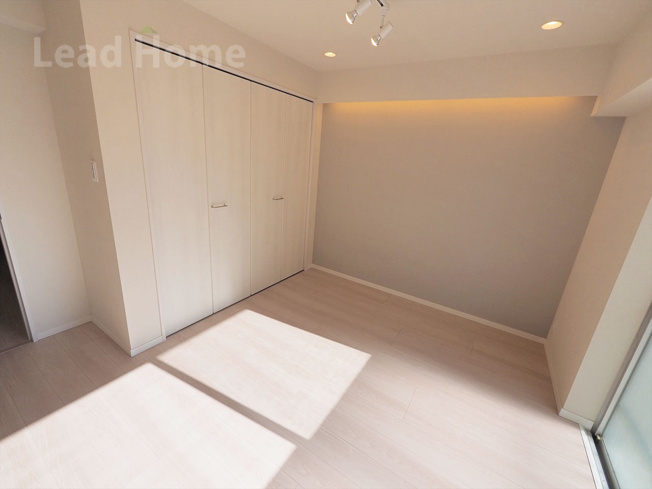 【洋室】 | セントラル三田 | 自然光がしっかり差し込む温かみのある洋室です！大型収納付きで主寝室としてもゆったり快適に過ごせます！