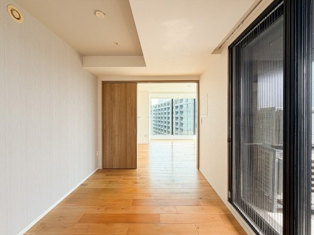 【洋室】 | シティタワー麻布十番 | 木の温もりを感じられるナチュラル調の洋室です！採光と通風が良好で主寝室としてもゆったり寛げます♪
