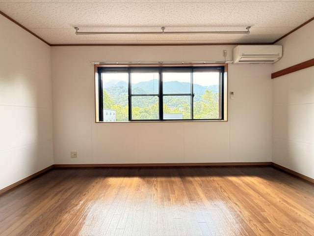 サンマリノ草野 Ａ棟の洋室|明るい洋室です
