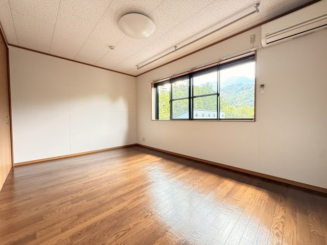 サンマリノ草野 Ａ棟の洋室|明るい洋室です