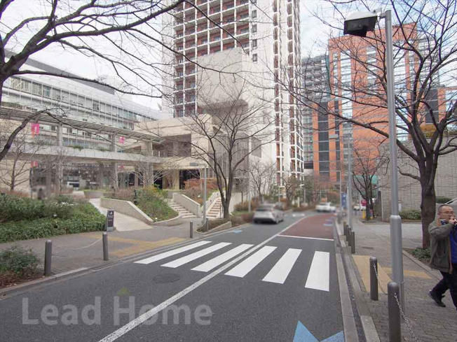 【その他】 | 六本木ヒルズレジデンスＤ棟 | 歩道が綺麗に整えられた広い前面道路！見通しが良くお子様連れでの移動や歩行も安心ですね♪