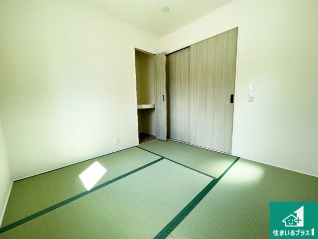 ★5(土)6(日)現地見学可能！★草津市上笠　限定1邸の和室|一室あると便利な和室は客間としてだけでなく、小さなお子様のプレイルームや食後のくつろぎスペースとしてもご利用いただけます。収納もついていますので大活躍間違いなし！