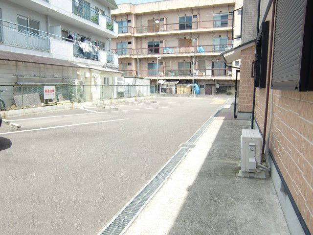 エイトハウス上野台の駐車場