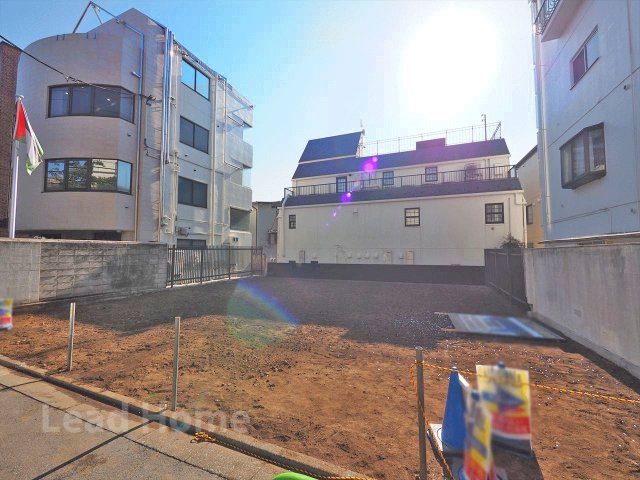 【外観】 | 港区南麻布3丁目 | 空が大きく広がる解放感たっぷりの敷地状況！大きな窓を配置した採光性の高い居住空間が叶います！
