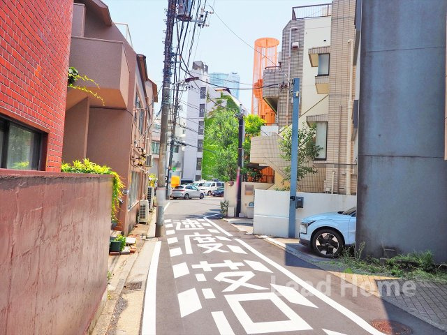 【前面道路含む現地写真】 | 港区西麻布2丁目 | 近隣は静かな住宅街となっており生活環境良好！日々の通勤通学やお出かけもスムーズに行える道路状況！