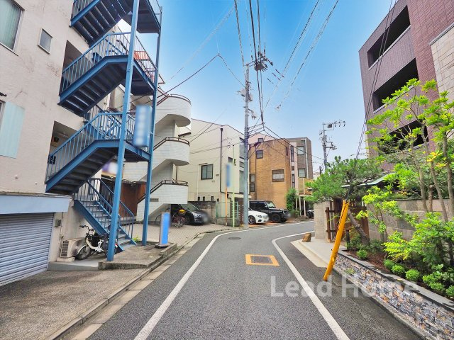 【前面道路含む現地写真】 | 港区高輪4丁目 | 車通りが少なく落ち着いた周辺道路です！小さなお子様がいるご家庭も安心して移動ができますね♪