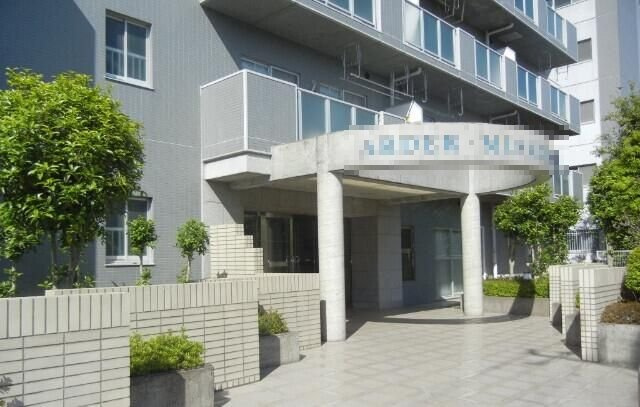 三郷市早稲田３丁目の賃貸マンションのエントランス