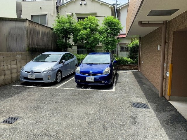 メゾンセルクルの駐車場
