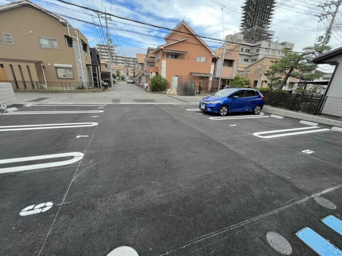セルファ メゾン 三田の駐車場