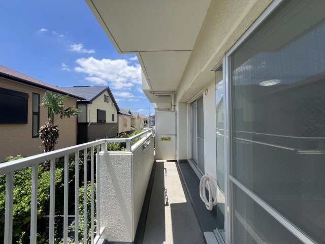 この地は知れば知るほど味が出る！嘘だと思いますよね？その気持ちは分かります。住宅街ですが、何も無いってワケではない！！百聞は一見に如かず、、見て損なきマンションとは→『茅ヶ崎ガーデンハウス』リフォームのバルコニー|バルコニーがあります