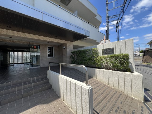 この地は知れば知るほど味が出る！嘘だと思いますよね？その気持ちは分かります。住宅街ですが、何も無いってワケではない！！百聞は一見に如かず、、見て損なきマンションとは→『茅ヶ崎ガーデンハウス』リフォームのエントランス|建物の内部です