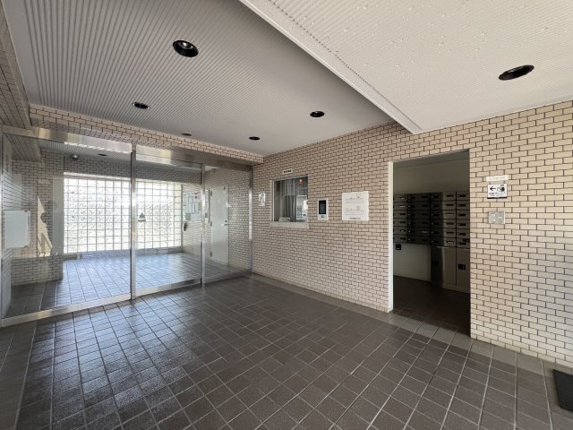 この地は知れば知るほど味が出る！嘘だと思いますよね？その気持ちは分かります。住宅街ですが、何も無いってワケではない！！百聞は一見に如かず、、見て損なきマンションとは→『茅ヶ崎ガーデンハウス』リフォームのエントランス|エントランスです