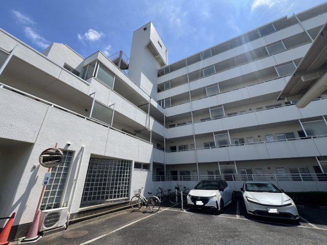 この地は知れば知るほど味が出る！嘘だと思いますよね？その気持ちは分かります。住宅街ですが、何も無いってワケではない！！百聞は一見に如かず、、見て損なきマンションとは→『茅ヶ崎ガーデンハウス』リフォームの駐車場
