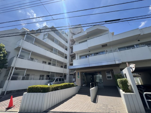 この地は知れば知るほど味が出る！嘘だと思いますよね？その気持ちは分かります。住宅街ですが、何も無いってワケではない！！百聞は一見に如かず、、見て損なきマンションとは→『茅ヶ崎ガーデンハウス』リフォームの外観|外観も気になるポイント