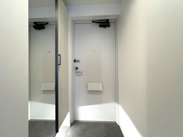 この地は知れば知るほど味が出る！嘘だと思いますよね？その気持ちは分かります。住宅街ですが、何も無いってワケではない！！百聞は一見に如かず、、見て損なきマンションとは→『茅ヶ崎ガーデンハウス』リフォームの玄関|毎日通る玄関はこちらです