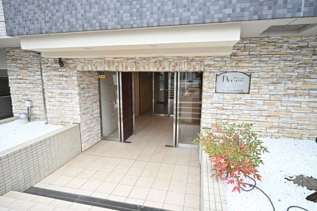 新宿区北新宿４丁目の賃貸マンションのエントランス