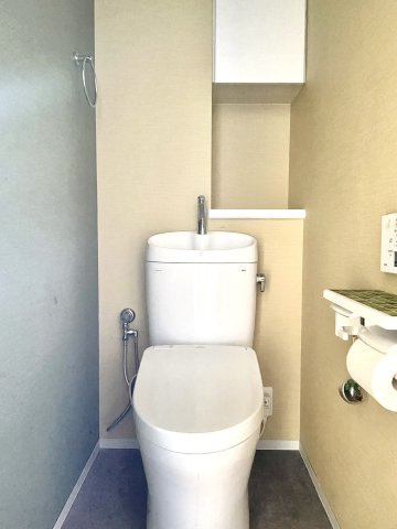 サーパス新田のトイレ|温水洗浄便座付きトイレです。奥には芳香剤等を置くスペースもあります。