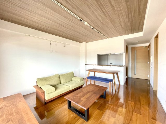 サーパス新田の居間・リビング|２０１８年３月頃にリフォームされたきれいなお部屋です。（水回り設備新規交換、クロス張替、畳交換等）