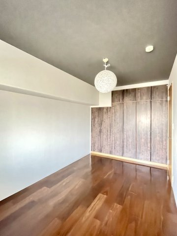 サーパス新田の洋室|北東側洋室は約６．８帖です。収納付きで、居住スペースを広々と使えます。
