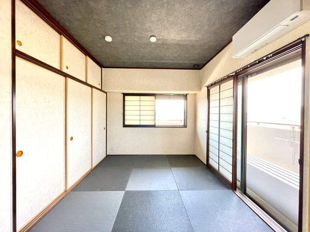サーパス新田の和室|シックな色合いの和室は６畳です。東・南の2面採光の明るいお部屋です。