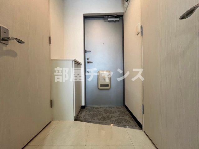 スクエア・アパートメントの玄関