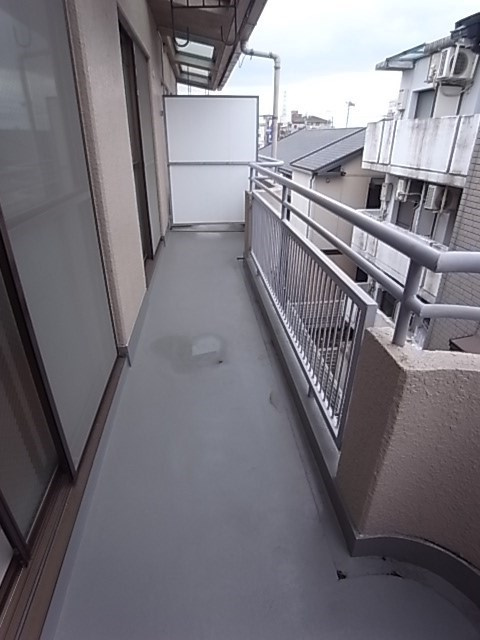尼崎市西立花町３丁目のアパートのバルコニー