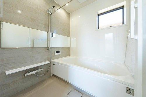 限定１邸！【秀光ビルド】豊川市牛久保分譲住宅の浴室|浴室：◎広さも機能も妥協なし。忙しい毎日に、心と体をリセットできるご褒美時間を♪壁はホーローパネルになっているため、磁石の棚など自在に設置可能です。（2026年1月）撮影