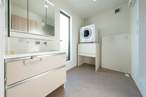限定１邸！【秀光ビルド】豊川市牛久保分譲住宅の洗面所|洗面化粧台：洗髪機能付きハンドシャワー水栓・3面鏡・フルスライドタイプの引き出しタイプです。（2026年1月）撮影