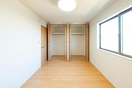 限定１邸！【秀光ビルド】豊川市牛久保分譲住宅のその他|3階主寝室6.0帖：お気に入りのインテリアが映える、シンプル＆上品な主寝室。眠るだけじゃない、癒しの時間をここに♪（2026年1月）撮影