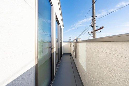 限定１邸！【秀光ビルド】豊川市牛久保分譲住宅のバルコニー|3階のバルコニー：高さがあり眺めの良いバルコニー。広さは控えめでも、風と光をしっかり感じられる快適スペース。（2026年1月）撮影