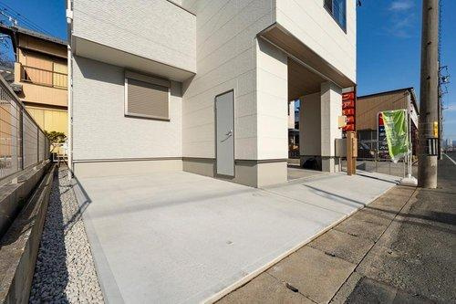 限定１邸！【秀光ビルド】豊川市牛久保分譲住宅の外観|外部の駐車場とタイヤなど大きなものを収納できる物入があります。（2026年1月）撮影