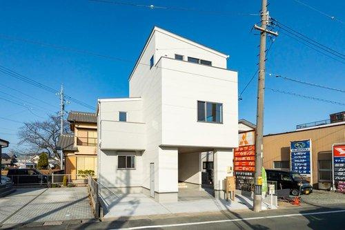 限定１邸！【秀光ビルド】豊川市牛久保分譲住宅の外観|1階にインナーガレージが付いた3階建て。2階にLDKが配置されたプランニング、南道路で日当たりも終日良好です。（2026年1月）撮影