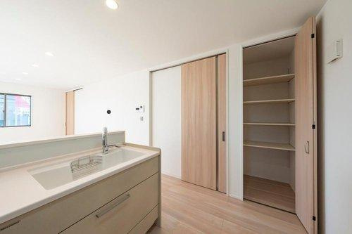 限定１邸！【秀光ビルド】豊川市牛久保分譲住宅の収納|パントリー：キッチン横には食材も日用品もたっぷり収納♪キッチンがすっきり片付く、毎日をラクにするママ想いのパントリー。（2026年1月）撮影