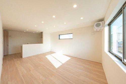限定１邸！【秀光ビルド】豊川市牛久保分譲住宅の居間・リビング|LDK：友達を呼びたくなる、おしゃれで機能的なリビング♪笑顔と会話があふれる、私らしい暮らしがここにあります。（2026年1月）撮影