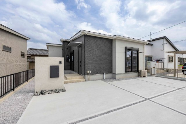 残り1邸！【秀光ビルド】関市稲口 分譲住宅　2号地の外観|２号地外観写真近景：ツートンカラーが映える平屋の家です。（2026年５月）撮影