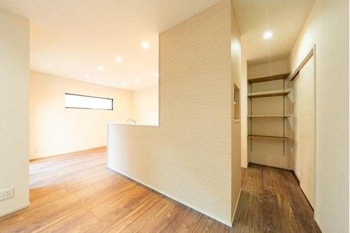 限定１邸！【秀光ビルド】豊田市野見山町分譲住宅の収納|パントリー：キッチン横に設置された4段の可動棚。食材も日用品もたっぷり収納♪キッチンがすっきり片付く、毎日をラクにするママ想いのパントリー。（2026年1月）撮影