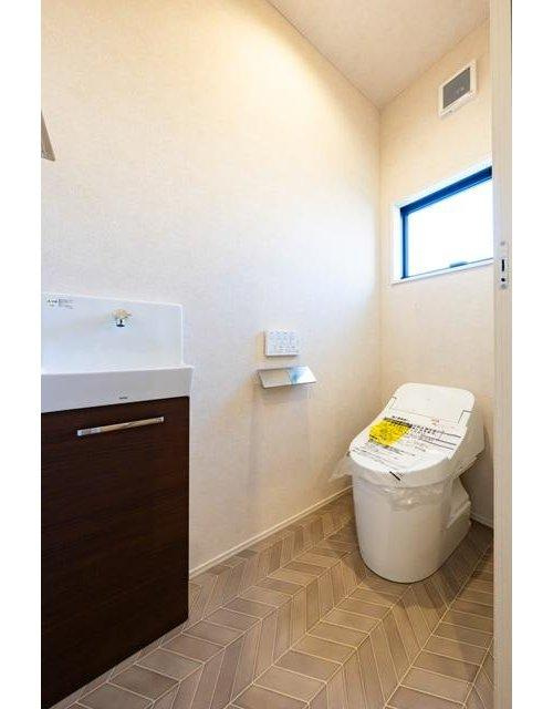 限定１邸！【秀光ビルド】豊田市野見山町分譲住宅のトイレ|1Fトイレ：◎上品なクロスとすっきり収納で、まるでプライベート空間♪気分も整う、ちょっと嬉しいトイレです。（2026年1月）撮影