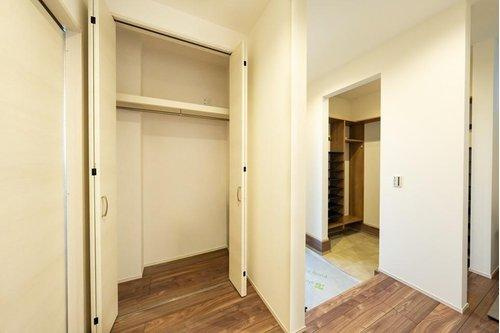 限定１邸！【秀光ビルド】豊田市野見山町分譲住宅の収納|玄関横の収納：玄関ホール横には収納をもうけ帰宅後すぐにコートや上着を掛けられるようになっています。（2026年1月）撮影
