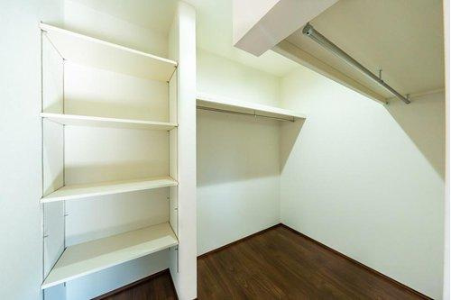 限定１邸！【秀光ビルド】豊田市野見山町分譲住宅の収納|主寝室ウォークインクロゼット：3帖大の収納力はもちろん、“しまいやすさ”と“探しやすさ”も◎。忙しい朝もスムーズに身支度完了♪（2026年1月）撮影