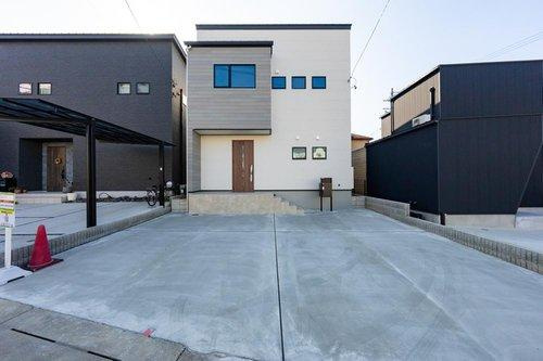 限定１邸！【秀光ビルド】豊田市野見山町分譲住宅の外観|外観正面：車3台の駐車スペースあり。（2026年1月）撮影