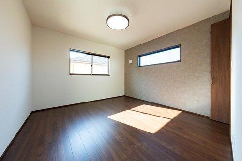 限定１邸！【秀光ビルド】豊田市野見山町分譲住宅のその他|主寝室：8帖の主寝室。アクセントクロスで部屋の雰囲気もアップグレード。夫婦だけのくつろぎ空間。落ち着いた色合いとゆとりある広さで、上質なリラックスタイムを♪（2026年1月）撮影