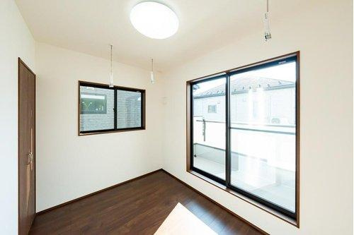 限定１邸！【秀光ビルド】豊田市野見山町分譲住宅のその他|2階洋室4.3帖：南東側の洋室からバルコニーがあり室内干しもできるようになっています。ご夫婦で寝室を分けて使う事も可能です。（2026年1月）撮影