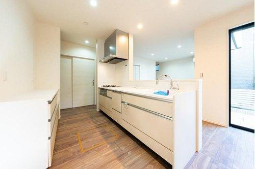 限定１邸！【秀光ビルド】豊田市野見山町分譲住宅のキッチン|キッチン：◎毎日の料理が楽しくなる、広々とした対面キッチン。家族の笑顔を見ながら、自然と会話がはずむ場所に♪
食洗機＋タッチレス水栓が標準装備です。（2026年1月）撮影