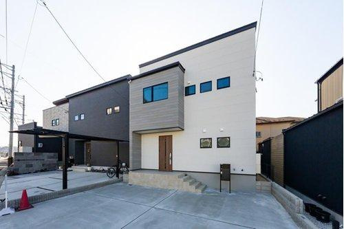 限定１邸！【秀光ビルド】豊田市野見山町分譲住宅の外観|現地外観：北西より撮影：車3台を駐車できるスペースを備えた配置となっています。玄関上ぐ張り出したデザイン。ツートンカラーでコーディネートされたモダンな外観です。（2026年1月）撮影