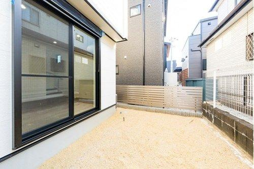 限定１邸！【秀光ビルド】豊田市野見山町分譲住宅の庭|南側のお庭：建物の南側にはプールやバーベキューなども楽しめる庭スペースあり♪（2026年1月）撮影