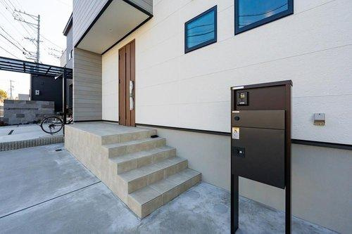 限定１邸！【秀光ビルド】豊田市野見山町分譲住宅の玄関|玄関ドア：防犯性も考えられた細いスリットの入った玄関ドア。玄関内に光を取り込んでくれます。（2026年1月）撮影