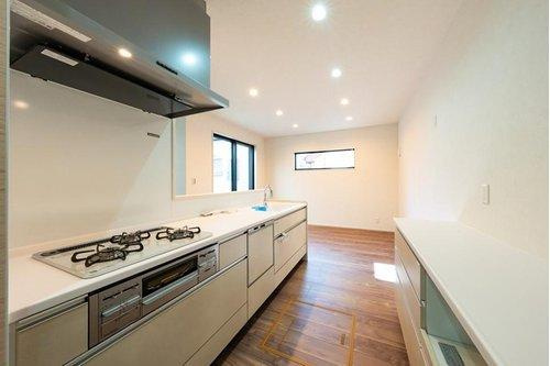 限定１邸！【秀光ビルド】豊田市野見山町分譲住宅のキッチン|人工大理石キッチンカウンター：◎料理の時間が、上質なひとときに。スマートで美しいIHが、日常に優雅な輝きを添えます♪お掃除ラクラク、ガラストップコンロで家事を時短。（2026年1月）撮影