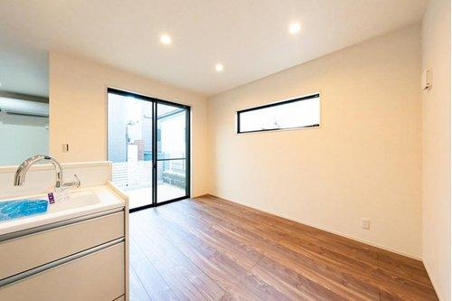 限定１邸！【秀光ビルド】豊田市野見山町分譲住宅のキッチン|ダイニングキッチン：ダイニング横の掃き出し窓からは外に出られます。L字型にクランクした位置を優雅なテラススペースとしてはいかがでしょうか。（2025年10月）撮影