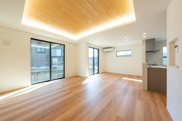 【秀光ビルド】岡崎市羽根町分譲の居間・リビング|家族みんなが自然と集まる、陽だまりのようなLDK。キッチンから見渡せて、毎日の会話がもっと楽しく♪
