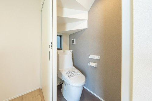 【秀光ビルド】港区東茶屋分譲鉄筋コンクリート住宅C棟のトイレ|トイレ（洗浄暖房便座）：◎毎日使う場所だからこそ、清潔感と心地よさを♪お掃除ラクラク＆手洗い付きで、家事の手間も軽減。（2026年2月）撮影